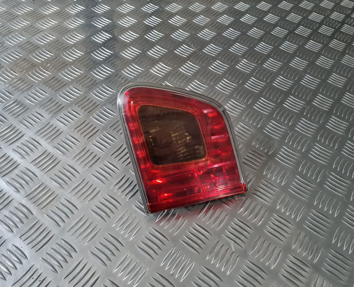 Bagāžnieka vāka labais lukturis priekš TOYOTA AVENSIS 2010 1 Bagāžnieka vāka labais lukturis priekš TOYOTA AVENSIS 2010