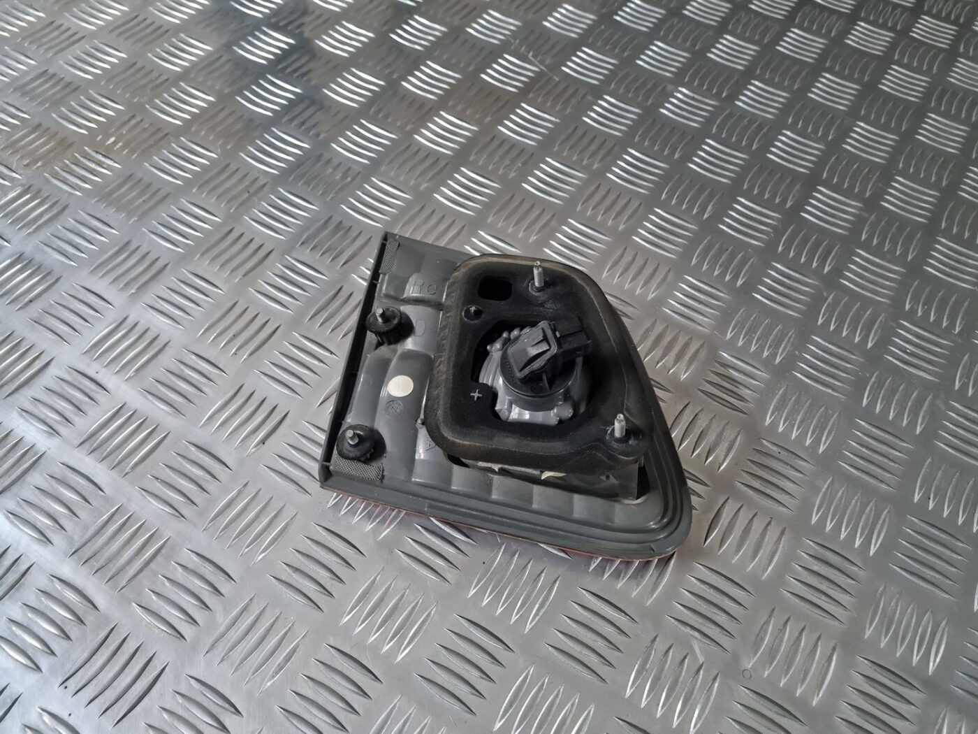 Bagāžnieka vāka labais lukturis priekš TOYOTA AVENSIS 2010 2 Bagāžnieka vāka labais lukturis priekš TOYOTA AVENSIS 2010