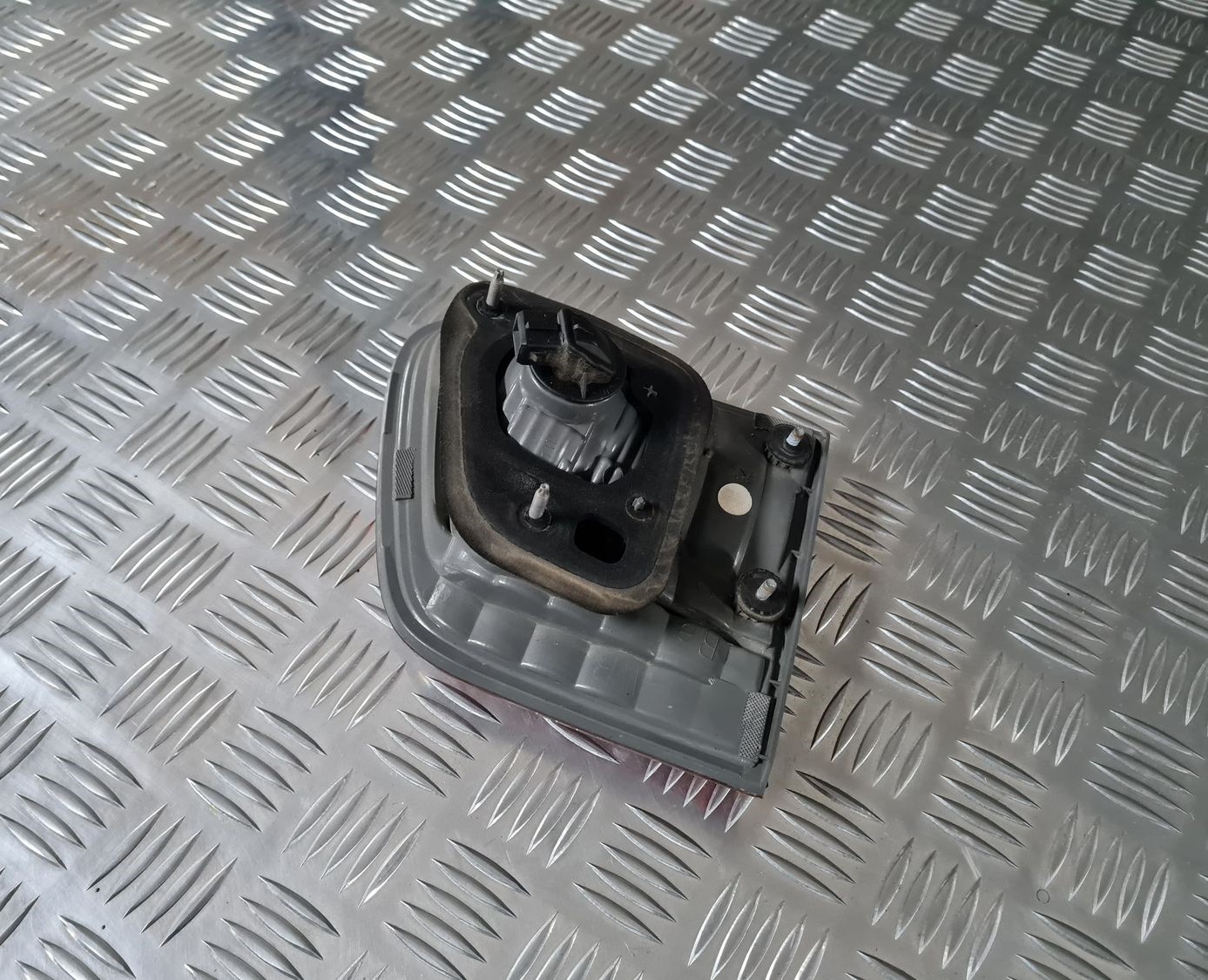 Bagāžnieka vāka labais lukturis priekš TOYOTA AVENSIS 2010 3 Bagāžnieka vāka labais lukturis priekš TOYOTA AVENSIS 2010