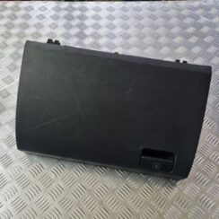 Mantu glabāšanas nodalījums pasažiera pusē priekš TOYOTA AVENSIS 2010