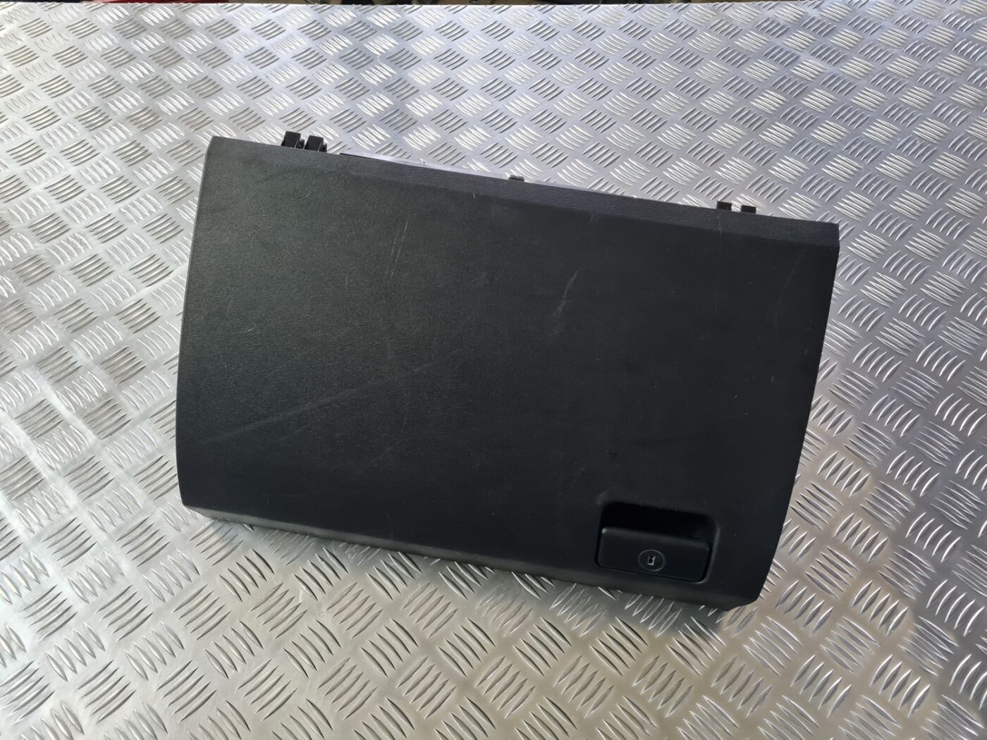 Mantu glabāšanas nodalījums pasažiera pusē priekš TOYOTA AVENSIS 2010