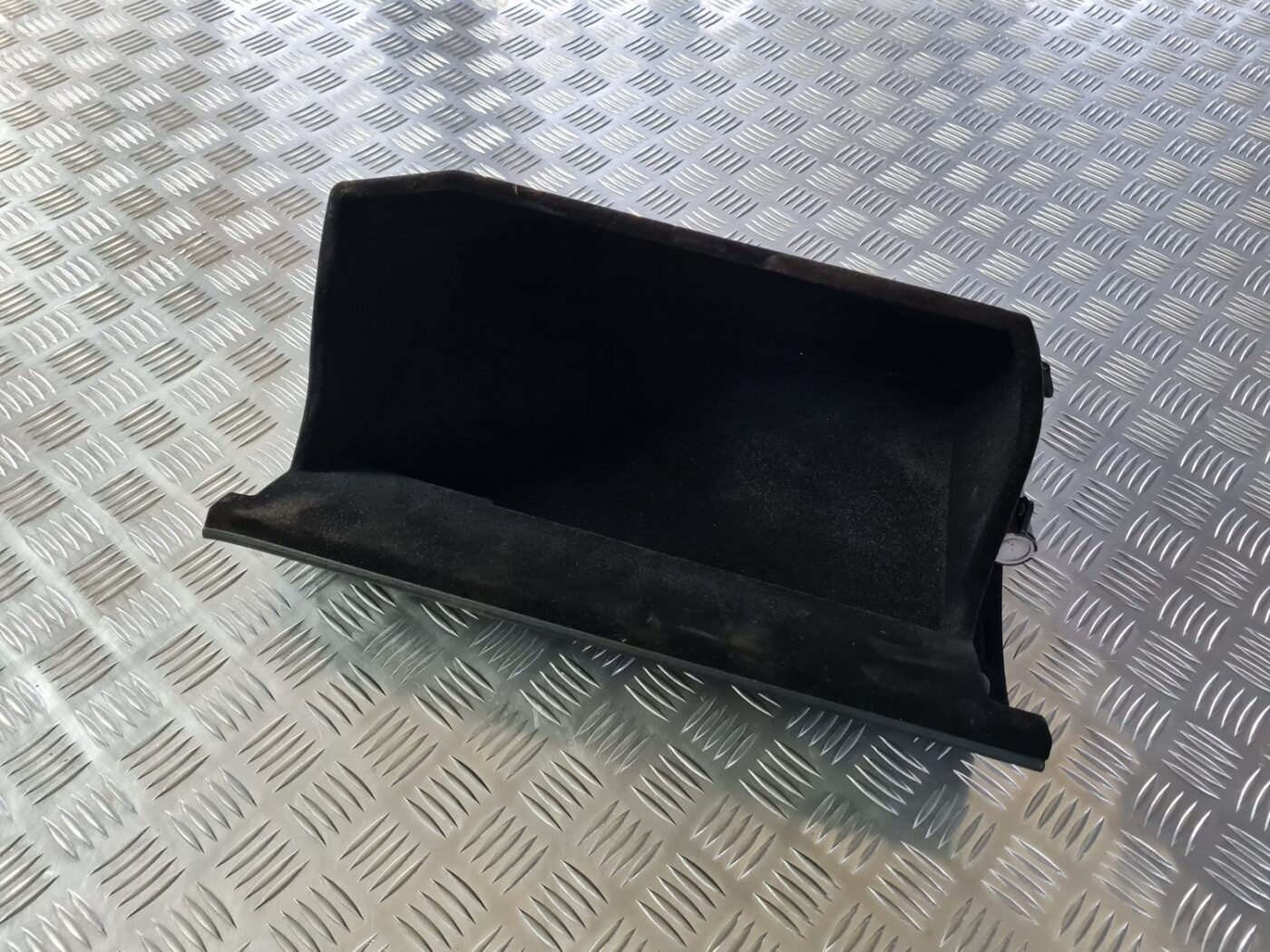 Mantu glabāšanas nodalījums pasažiera pusē priekš TOYOTA AVENSIS 2010