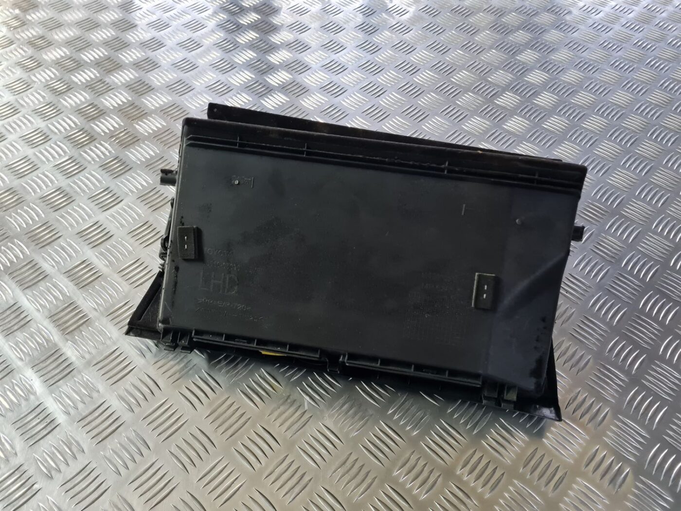 Mantu glabāšanas nodalījums pasažiera pusē priekš TOYOTA AVENSIS 2010