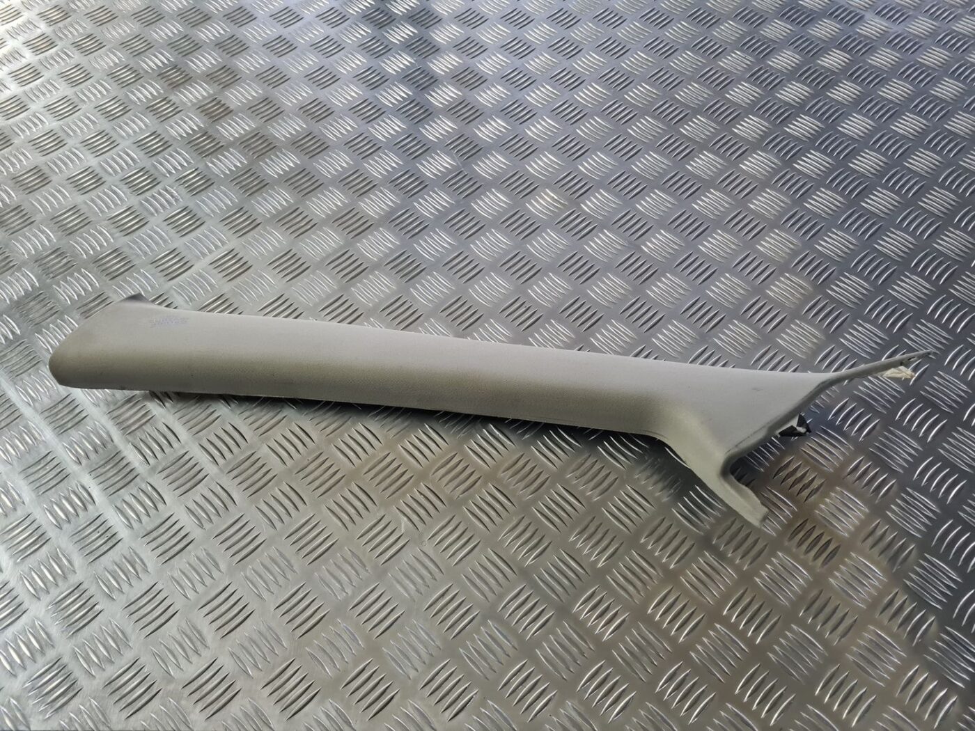 Priekšējas salona statnes apdare priekš TOYOTA AVENSIS 2010 1 Priekšējas salona statnes apdare priekš TOYOTA AVENSIS 2010