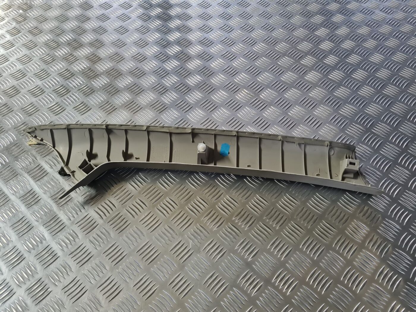 Priekšējas salona statnes apdare priekš TOYOTA AVENSIS 2010 4 Priekšējas salona statnes apdare priekš TOYOTA AVENSIS 2010