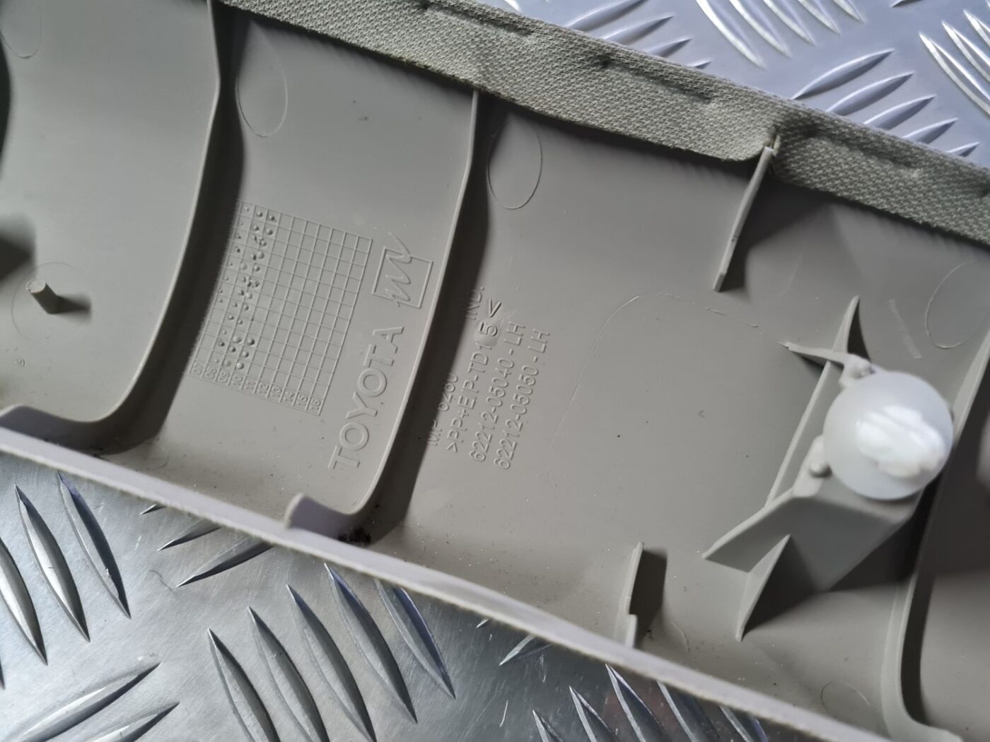 Priekšējas salona statnes apdare priekš TOYOTA AVENSIS 2010 3 Priekšējas salona statnes apdare priekš TOYOTA AVENSIS 2010