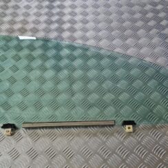 Priekšējo labo durvju stikls priekš TOYOTA AVENSIS 2010