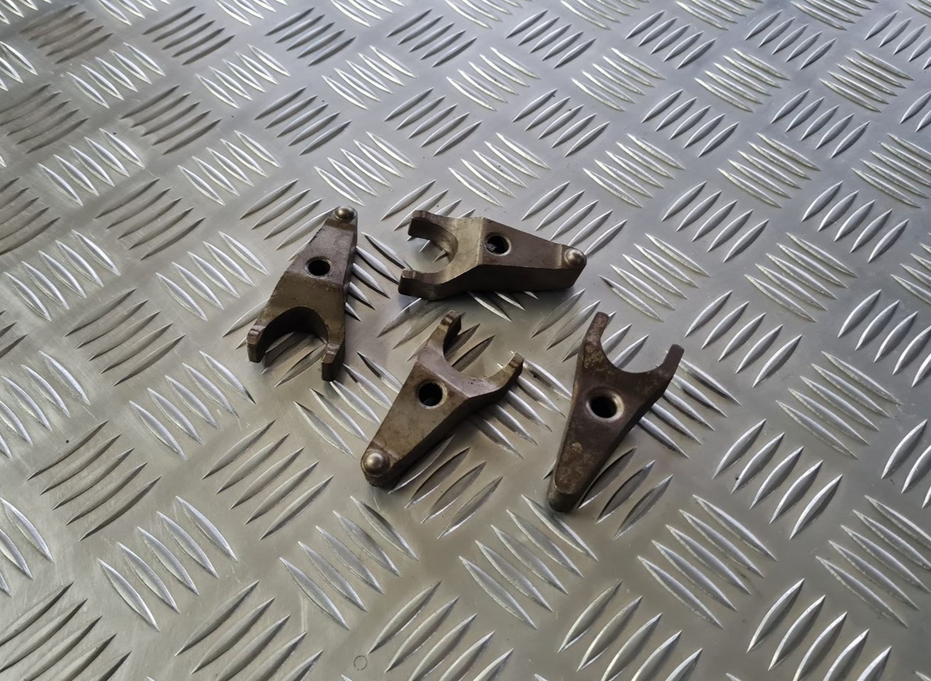 Degvielas smidzinātāja sprauslas turētājs priekš TOYOTA AVENSIS 2010 2 Degvielas smidzinātāja sprauslas turētājs priekš TOYOTA AVENSIS 2010