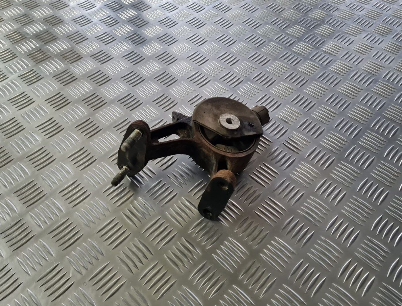 Dzinēja spilvens priekš TOYOTA AVENSIS 2010