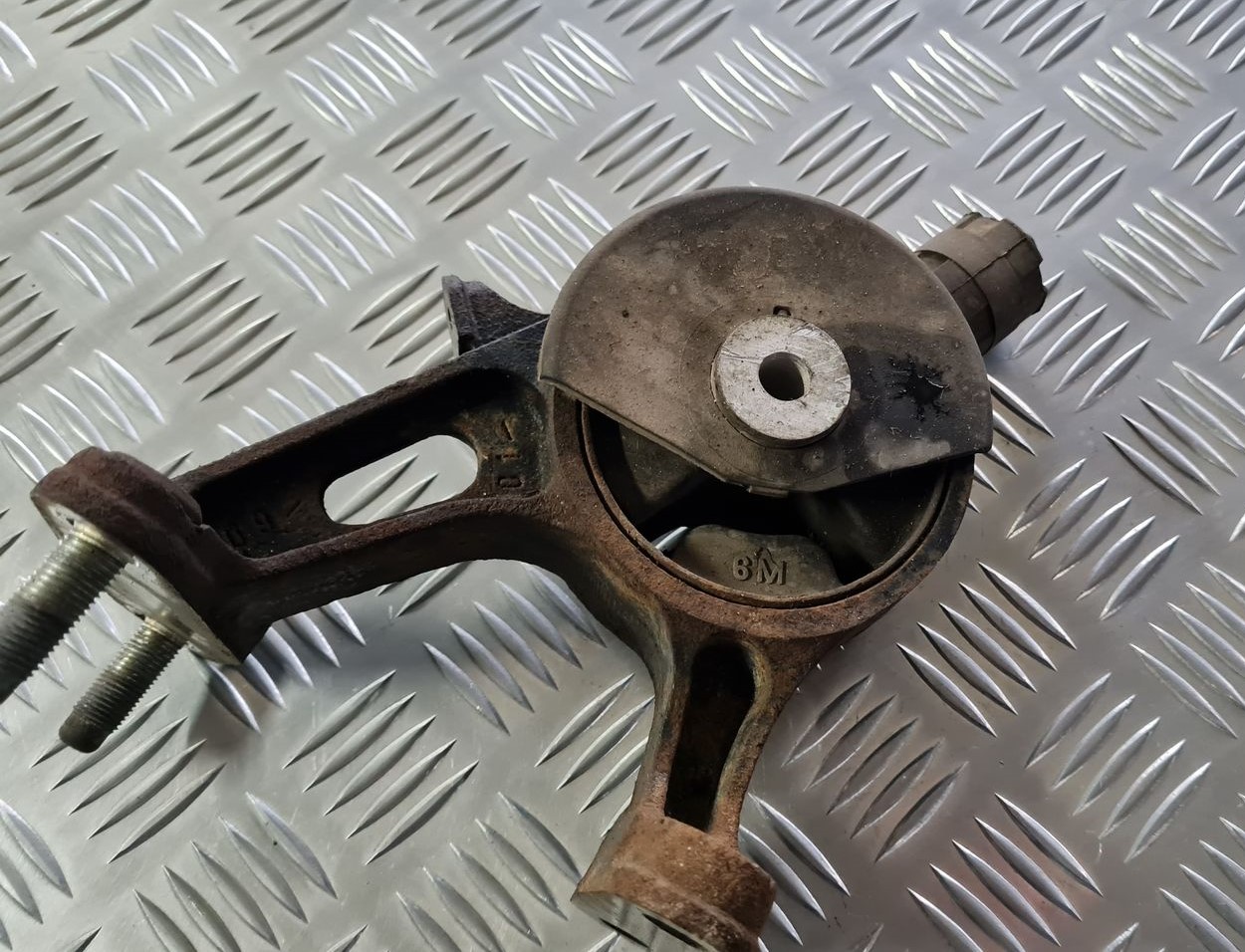 Dzinēja spilvens priekš TOYOTA AVENSIS 2010