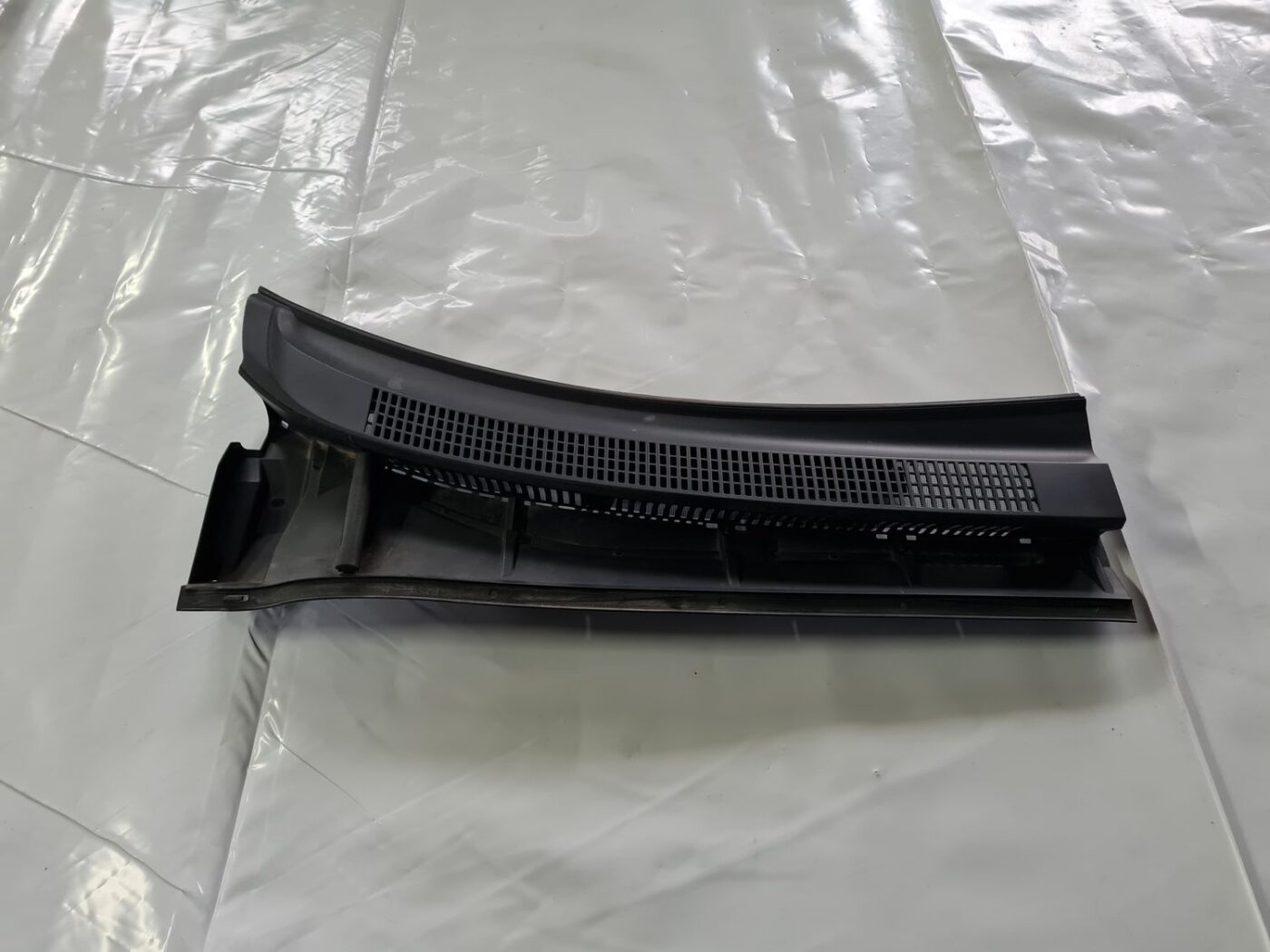 Vējstikla uzlikas (deflektora) režģis priekš TOYOTA AVENSIS 2010 1 Vējstikla uzlikas (deflektora) režģis priekš TOYOTA AVENSIS 2010