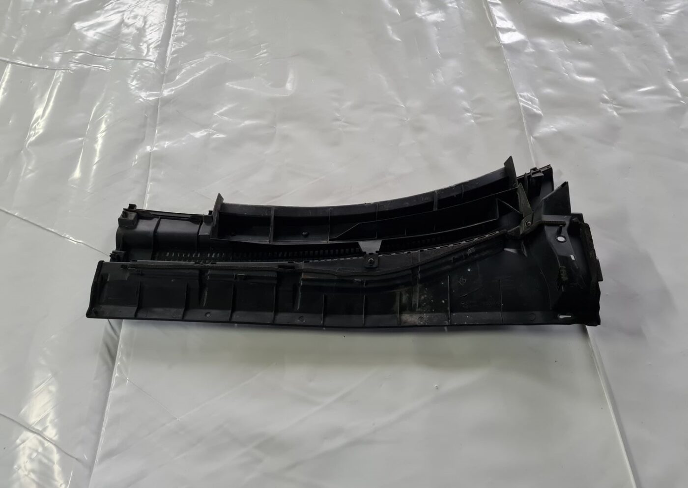 Vējstikla uzlikas (deflektora) režģis priekš TOYOTA AVENSIS 2010 2 Vējstikla uzlikas (deflektora) režģis priekš TOYOTA AVENSIS 2010