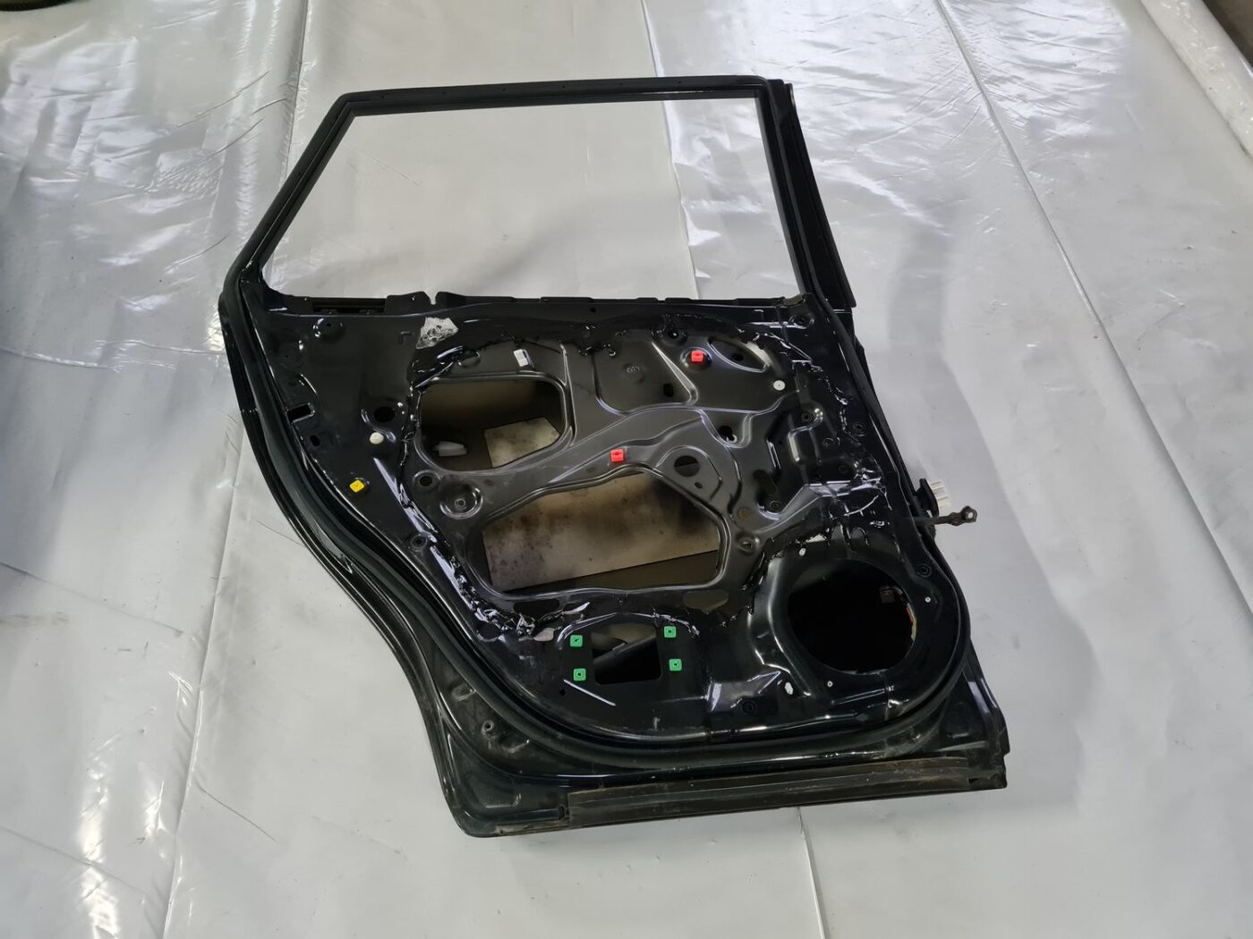 Aizmugurējās kreisās durvis priekš TOYOTA AVENSIS 2010