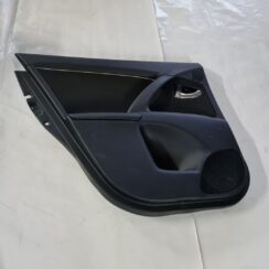 Aizmugurējo kreiso durvju apdare priekš TOYOTA AVENSIS 2010