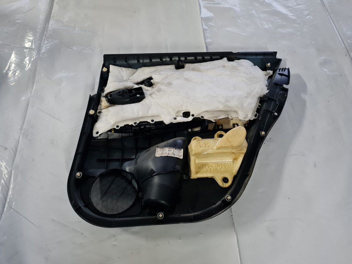 Aizmugurējo kreiso durvju apdare priekš TOYOTA AVENSIS 2010