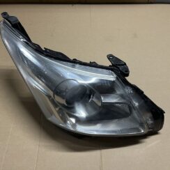 Priekšējais labais lukturis priekš TOYOTA AVENSIS 2010