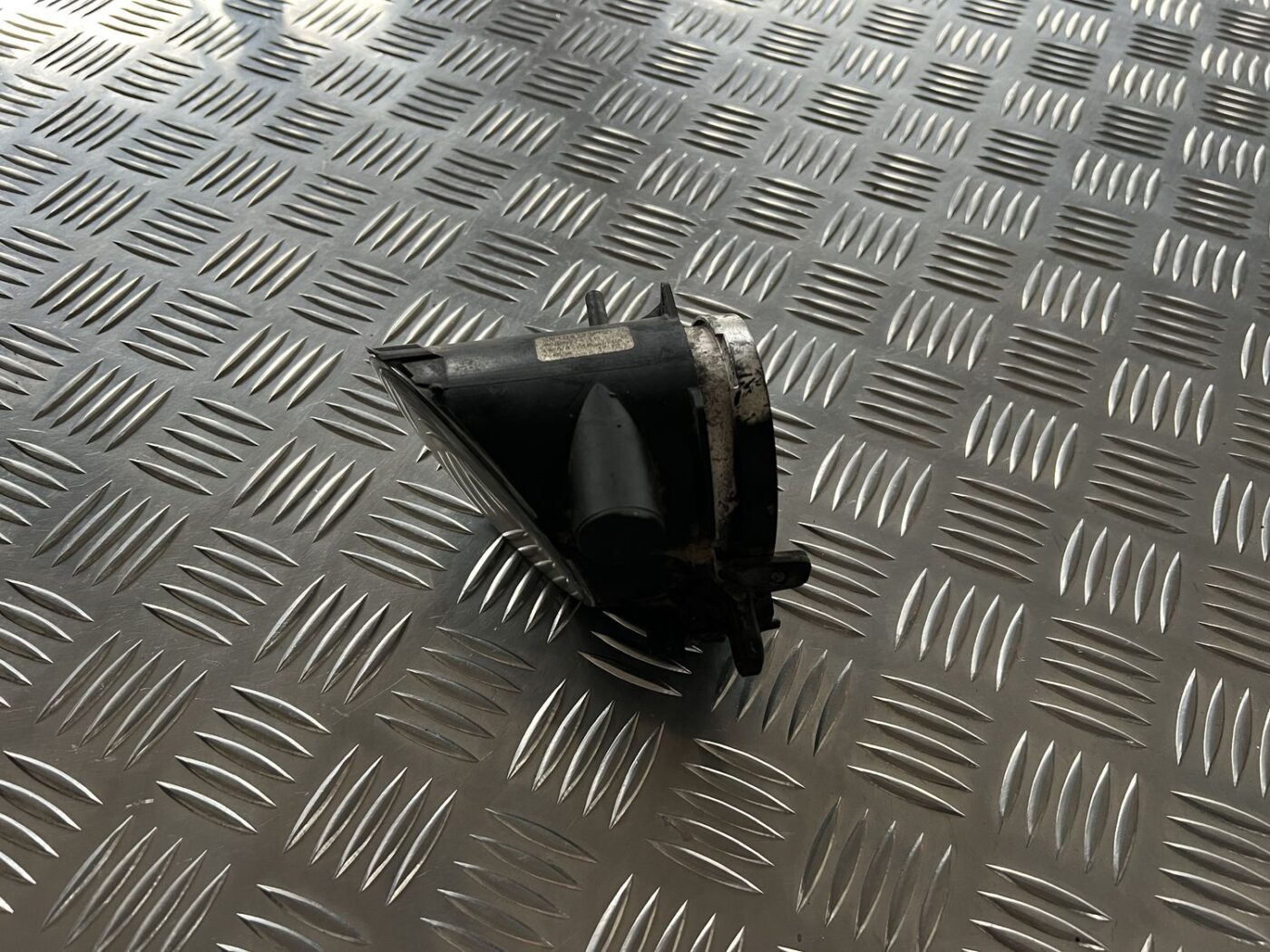 Miglas lukturis priekšā pa kreisi priekš VOLVO V70 2010 4 Miglas lukturis priekšā pa kreisi priekš VOLVO V70 2010