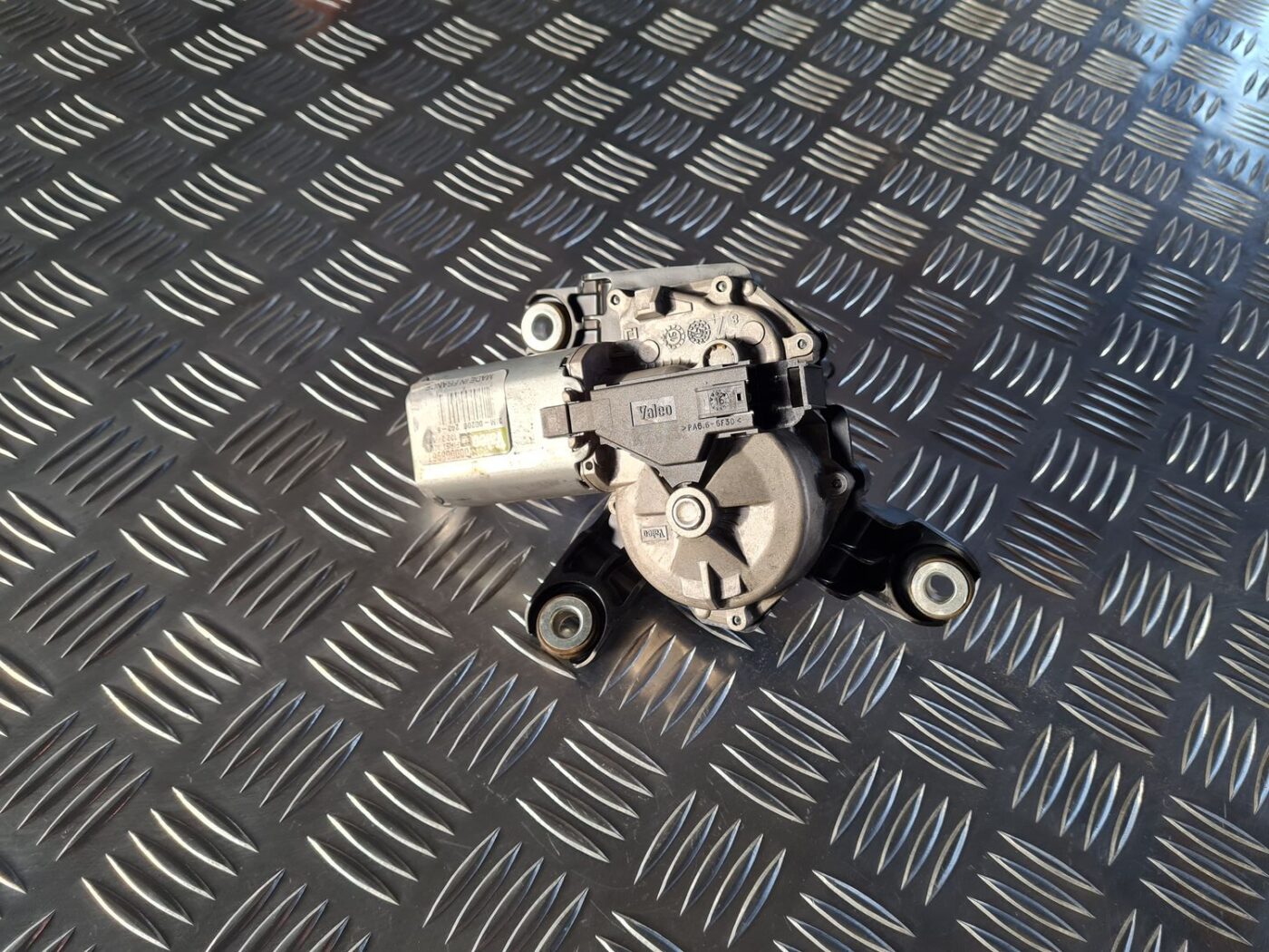 Aizmugurējā stikla tīrītāja motors priekš OPEL INSIGNIA 2016 4 Aizmugurējā stikla tīrītāja motors priekš OPEL INSIGNIA 2016