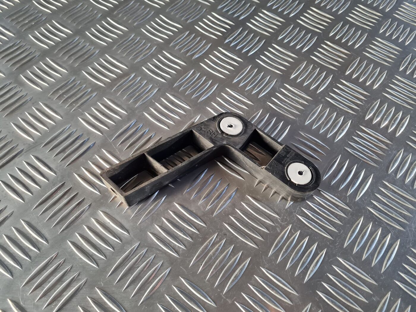 Aizmugurēja bufera kronšteins priekš OPEL INSIGNIA 2016 1 Aizmugurēja bufera kronšteins priekš OPEL INSIGNIA 2016