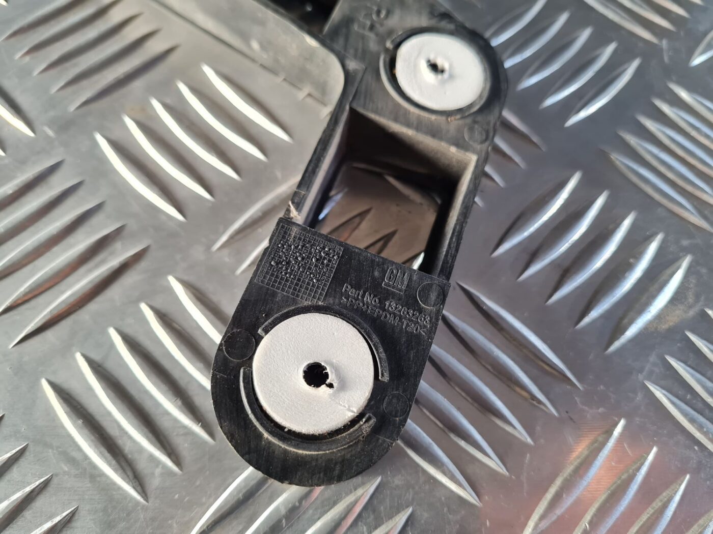 Aizmugurēja bufera kronšteins priekš OPEL INSIGNIA 2016 4 Aizmugurēja bufera kronšteins priekš OPEL INSIGNIA 2016