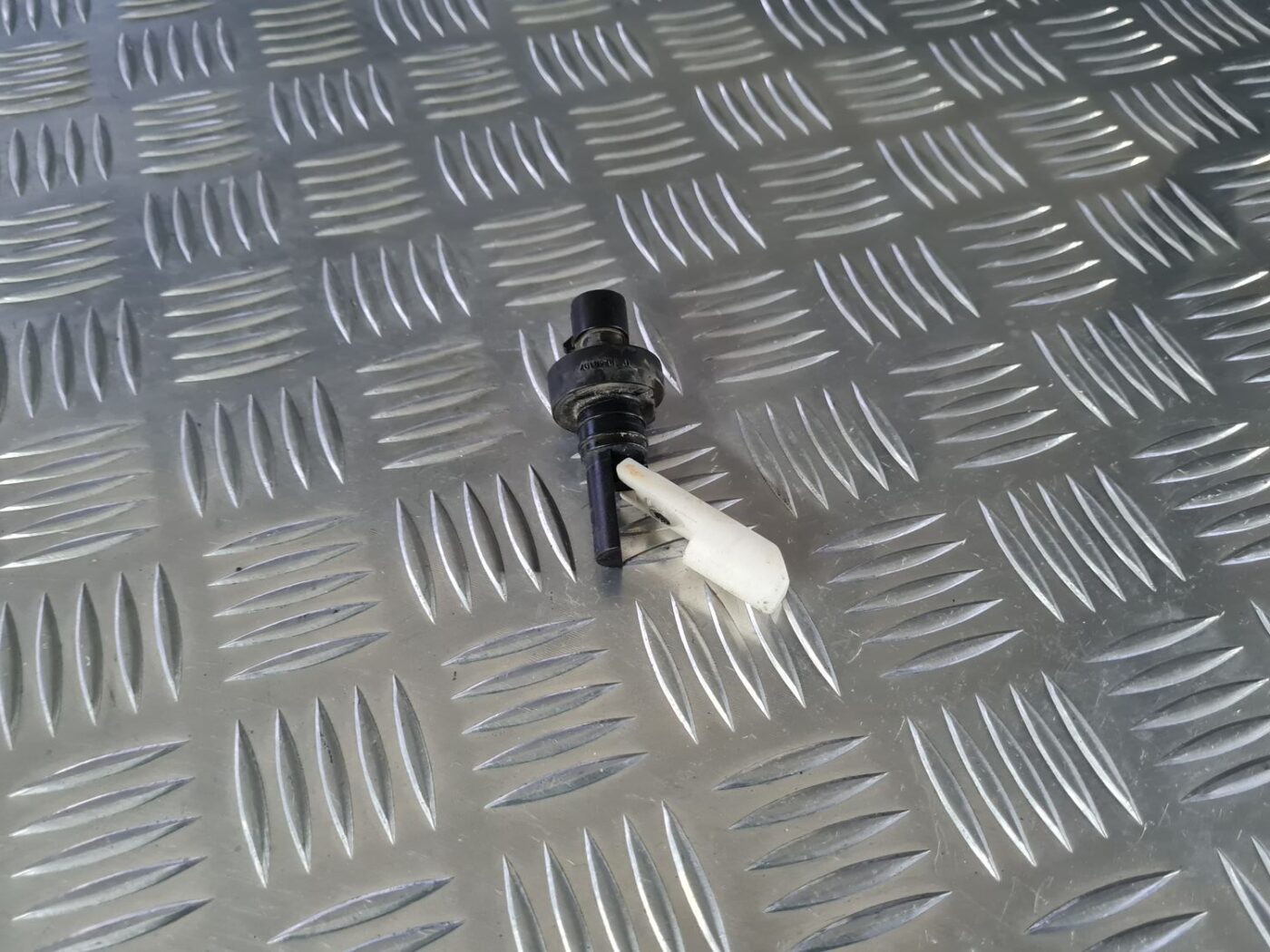 Vējstikla mazgātāja līmeņa sensors priekš OPEL INSIGNIA 2016 1 Vējstikla mazgātāja līmeņa sensors priekš OPEL INSIGNIA 2016