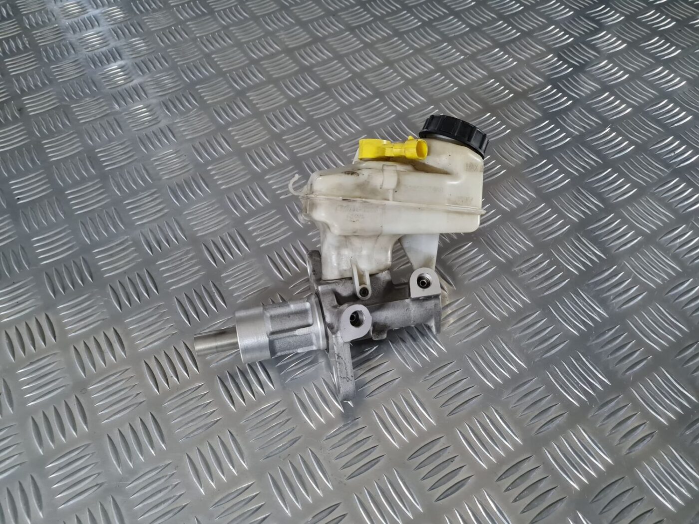 Bremžu pastiprinātāja galvenais cilindrs priekš OPEL INSIGNIA 2016 1 Bremžu pastiprinātāja galvenais cilindrs priekš OPEL INSIGNIA 2016