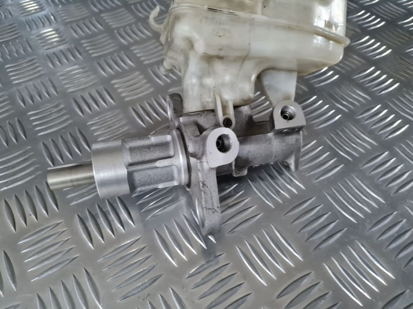 Bremžu pastiprinātāja galvenais cilindrs priekš OPEL INSIGNIA 2016 2 Bremžu pastiprinātāja galvenais cilindrs priekš OPEL INSIGNIA 2016