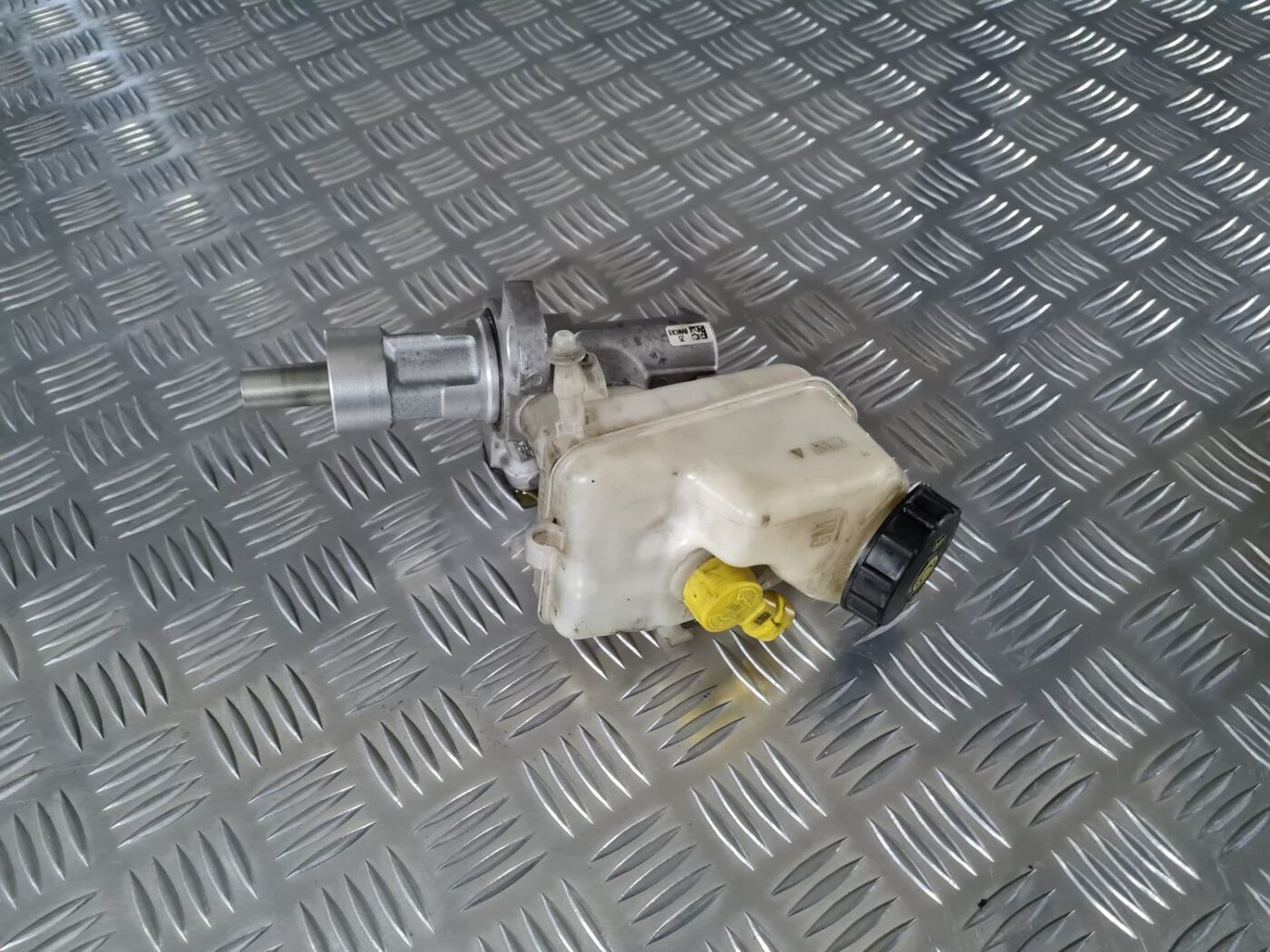 Bremžu pastiprinātāja galvenais cilindrs priekš OPEL INSIGNIA 2016 4 Bremžu pastiprinātāja galvenais cilindrs priekš OPEL INSIGNIA 2016