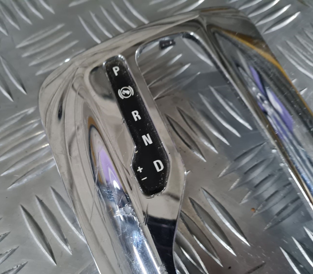 Dekoratīvs rāmis pārnesumu selektoram priekš OPEL INSIGNIA 2016