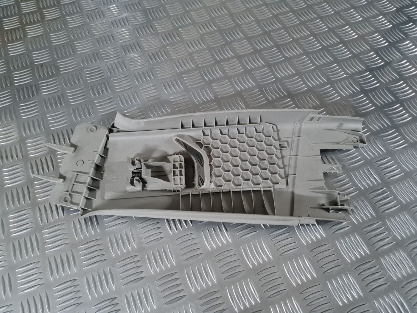 Vidējas salona statnes apdare priekš OPEL INSIGNIA 2016 2 Vidējas salona statnes apdare priekš OPEL INSIGNIA 2016