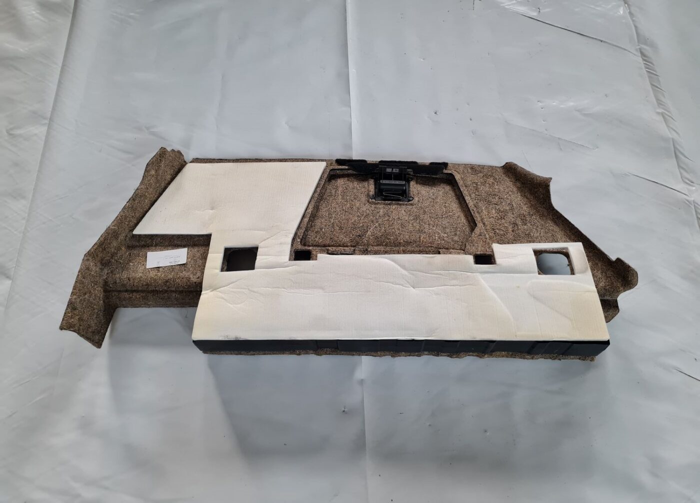 Bagāžnieka nodalījuma sānu apdare priekš OPEL INSIGNIA 2016 4 Bagāžnieka nodalījuma sānu apdare priekš OPEL INSIGNIA 2016