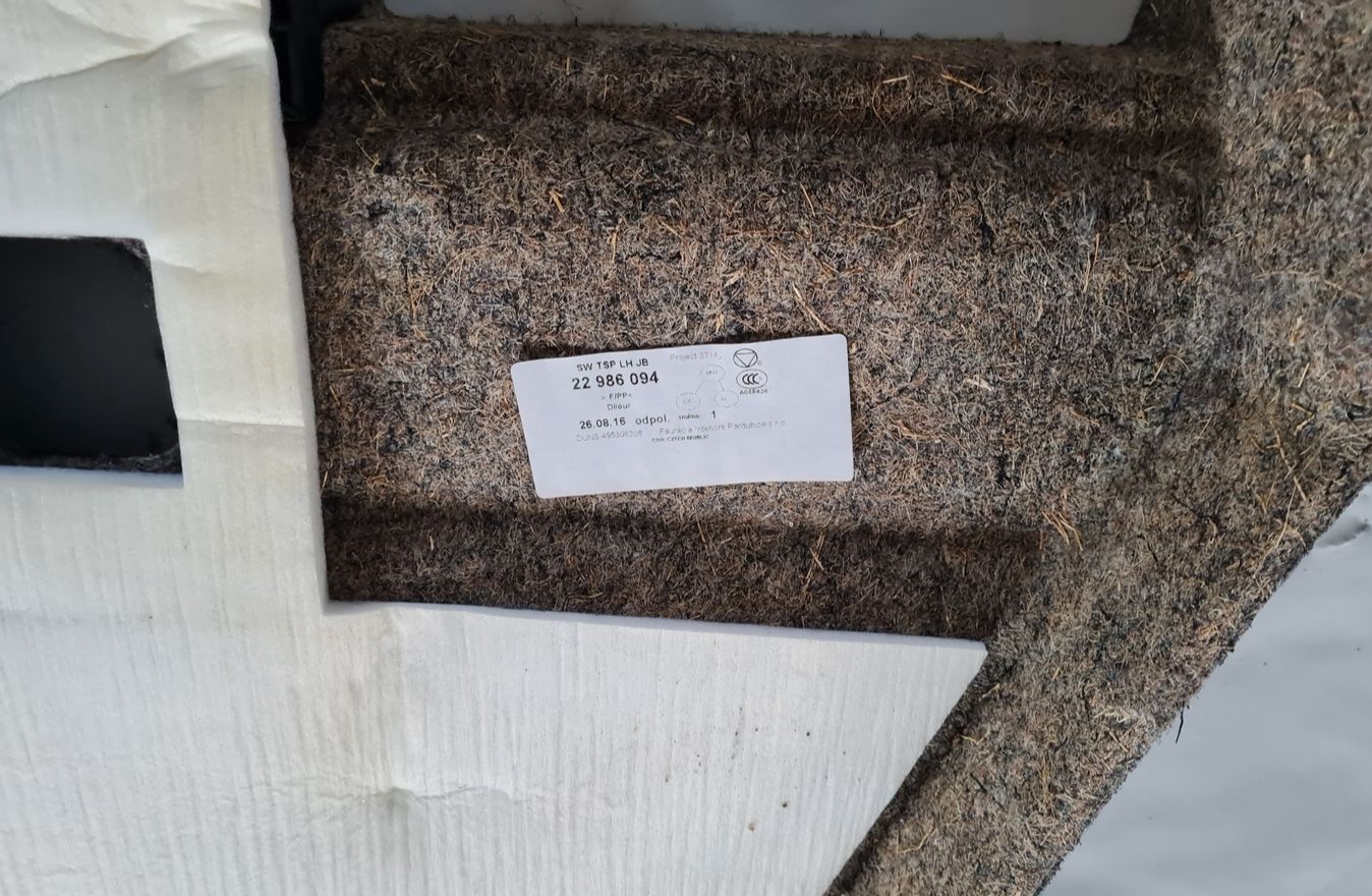 Bagāžnieka nodalījuma sānu apdare priekš OPEL INSIGNIA 2016 3 Bagāžnieka nodalījuma sānu apdare priekš OPEL INSIGNIA 2016