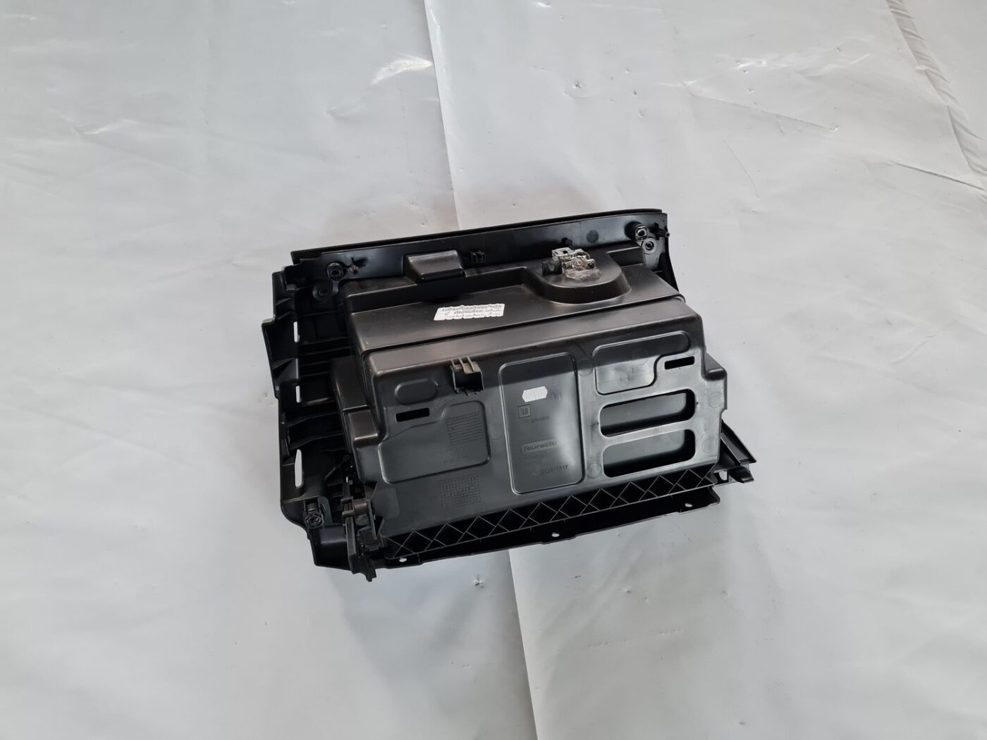 Mantu glabāšanas nodalījums pasažiera pusē priekš OPEL INSIGNIA 2016 2 Mantu glabāšanas nodalījums pasažiera pusē priekš OPEL INSIGNIA 2016