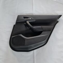 Aizmugurējo labo durvju apdare priekš OPEL INSIGNIA 2016