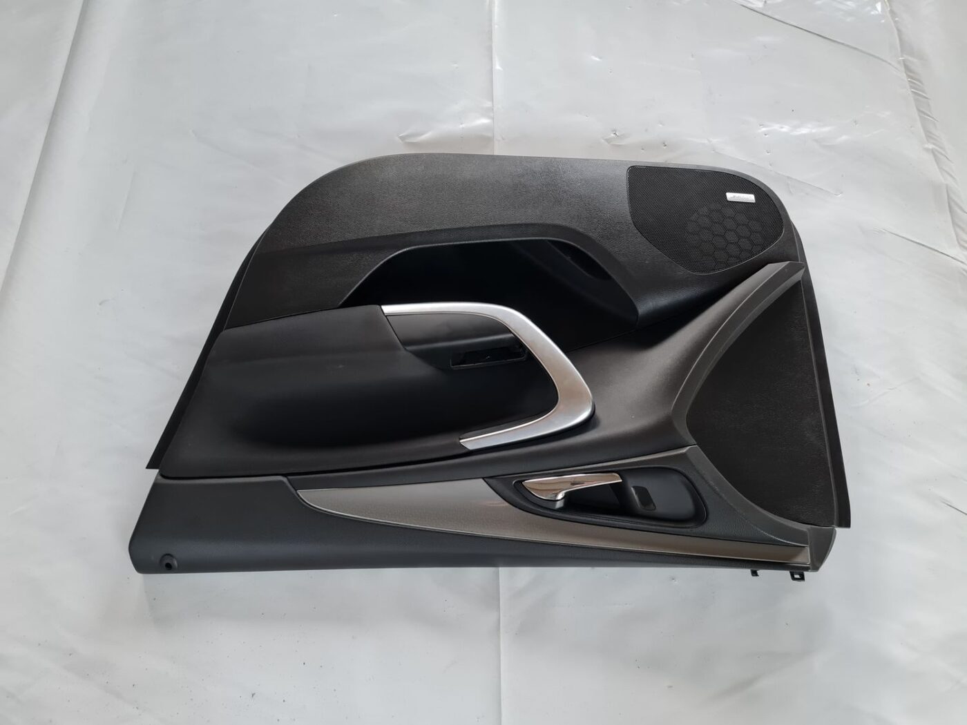 Priekšējo labo durvju apdare priekš OPEL INSIGNIA 2016