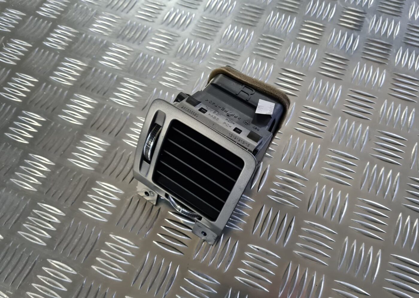 Mērinstrumentu paneļa gaisa vads, pa labi priekš OPEL VECTRA C 2008 2 Mērinstrumentu paneļa gaisa vads, pa labi priekš OPEL VECTRA C 2008