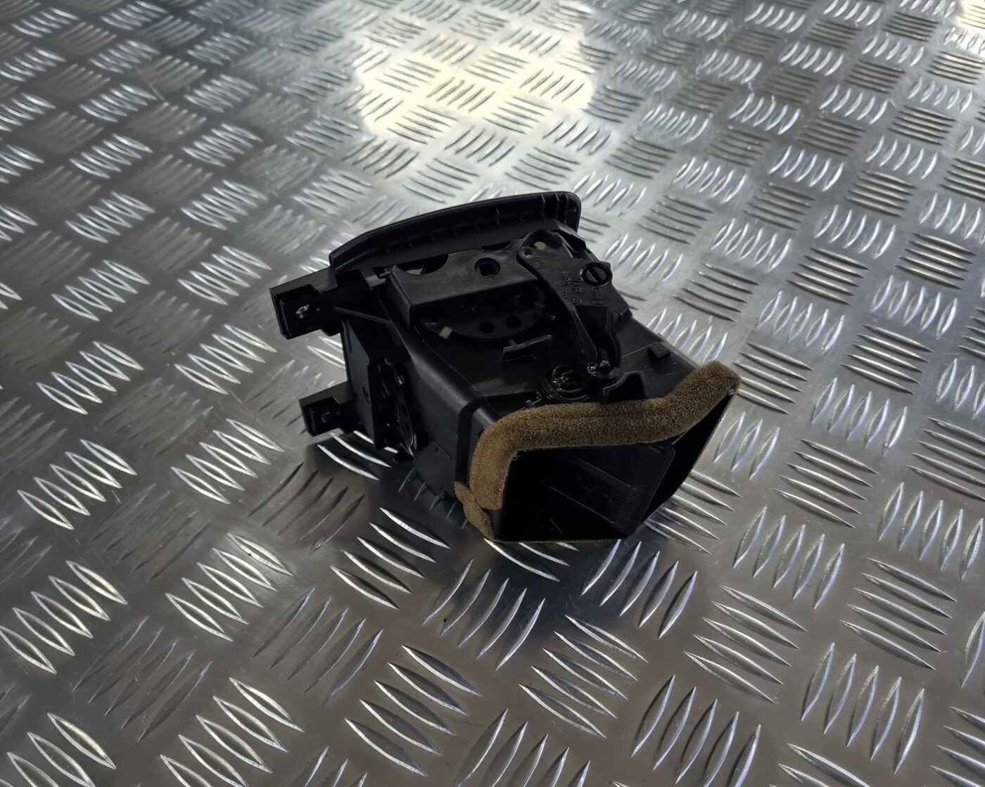 Mērinstrumentu paneļa gaisa vads, pa kreisi priekš OPEL VECTRA C 2008