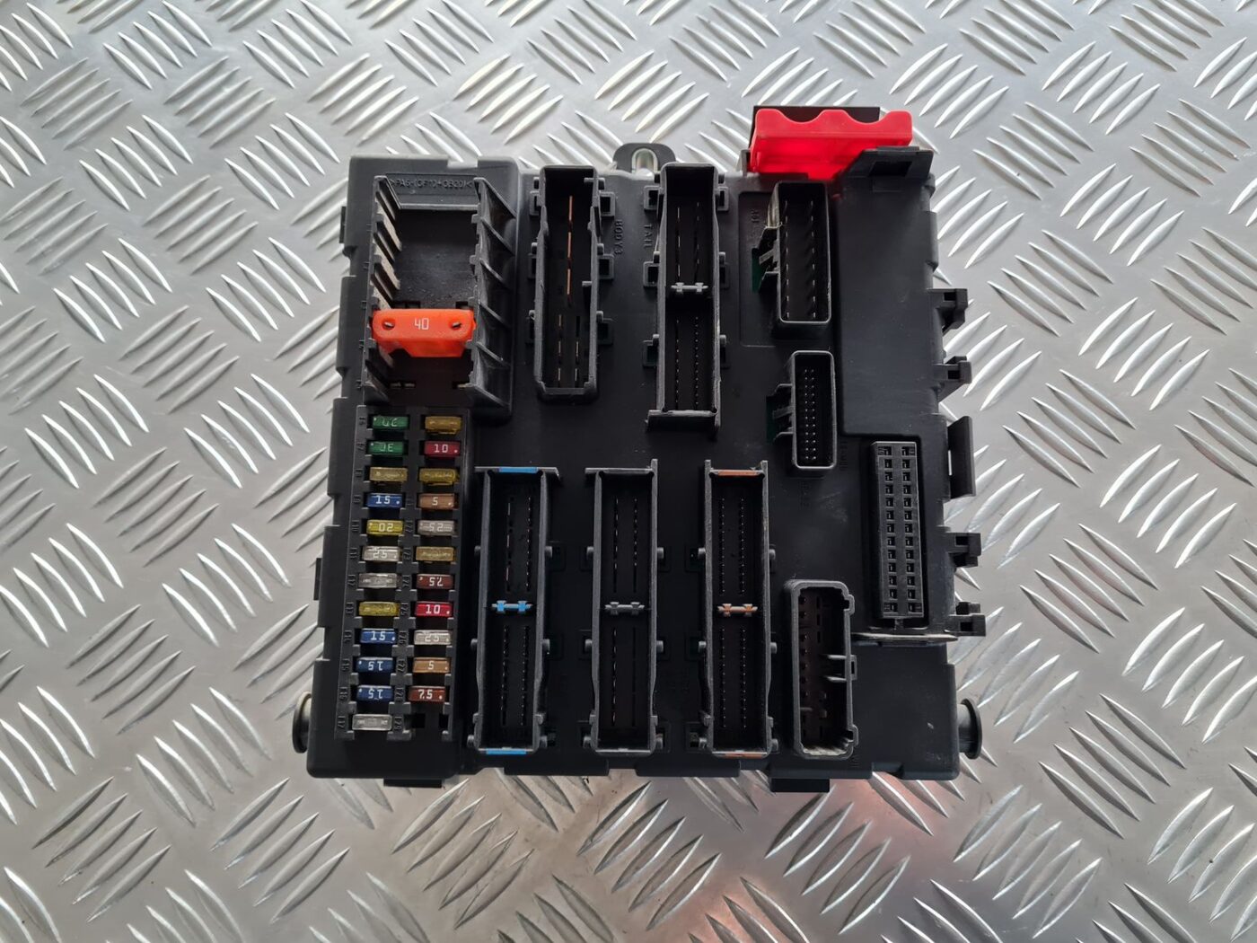 Drošinātāju bloks priekš OPEL VECTRA C 2002 2 Drošinātāju bloks priekš OPEL VECTRA C 2002