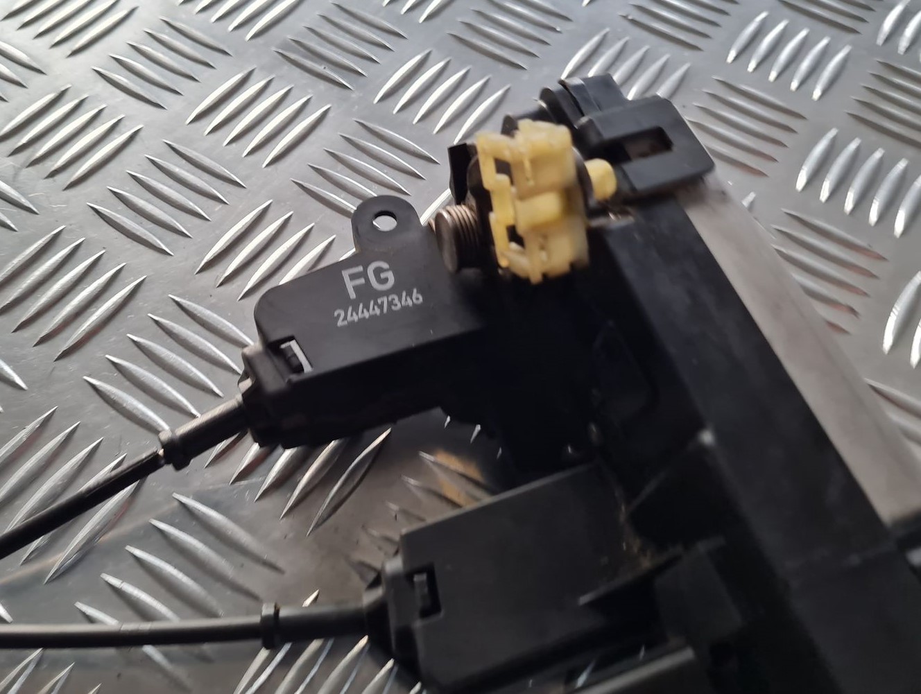 Aizmugurējo labo durvju slēdzene priekš OPEL VECTRA C 2002