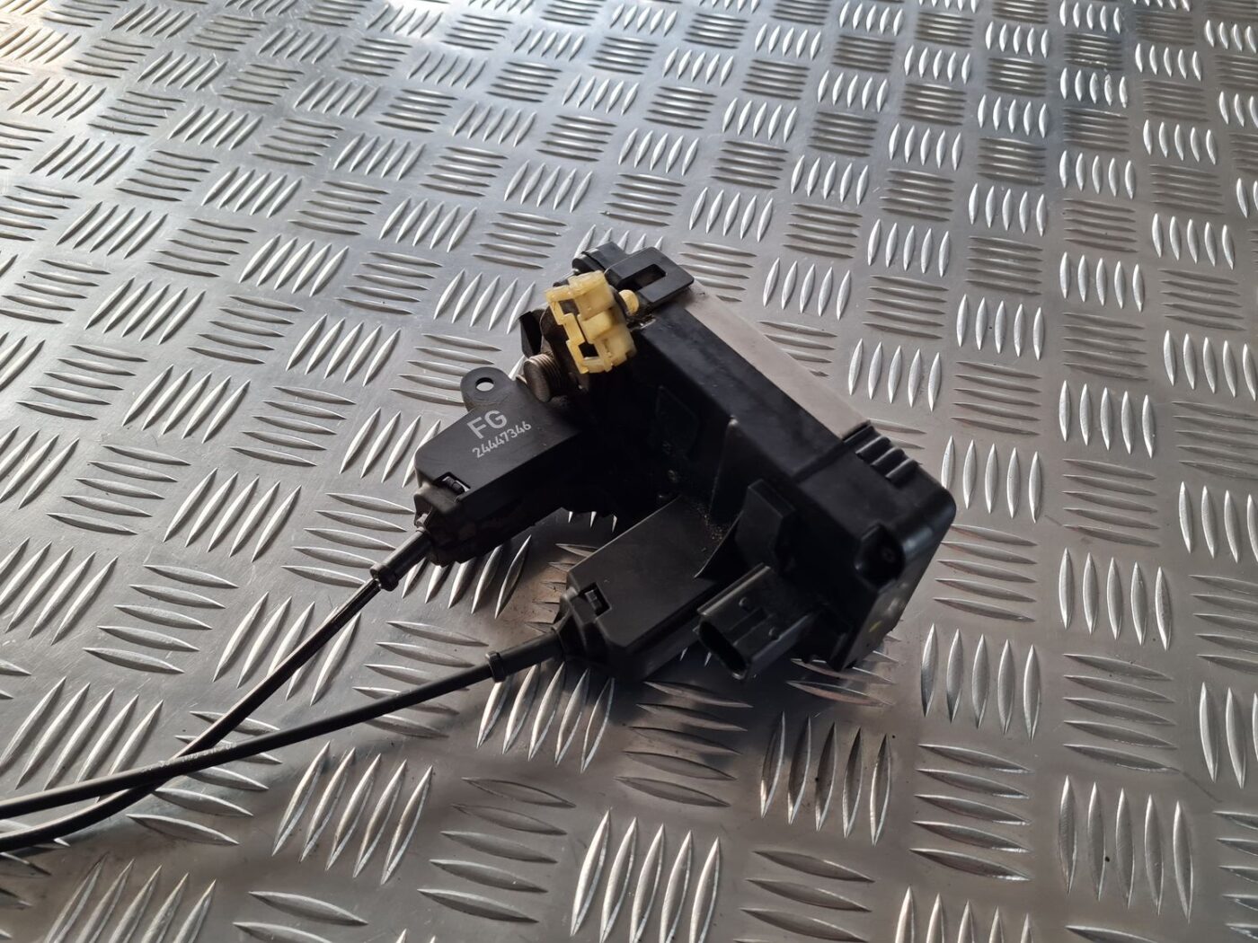 Aizmugurējo labo durvju slēdzene priekš OPEL VECTRA C 2002