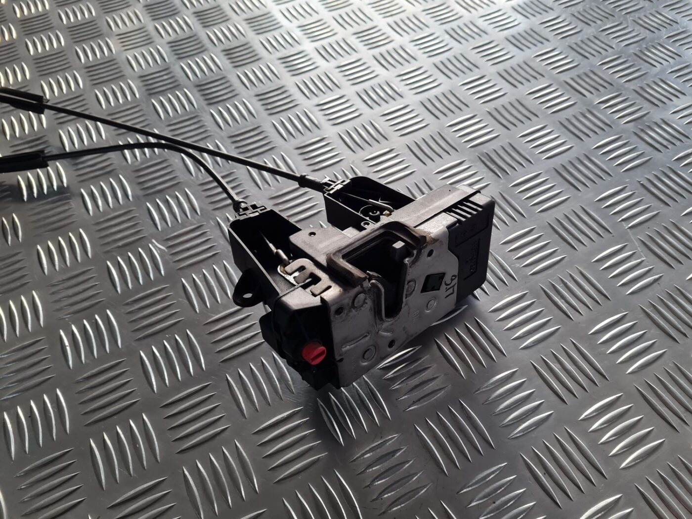 Aizmugurējo labo durvju slēdzene priekš OPEL VECTRA C 2002