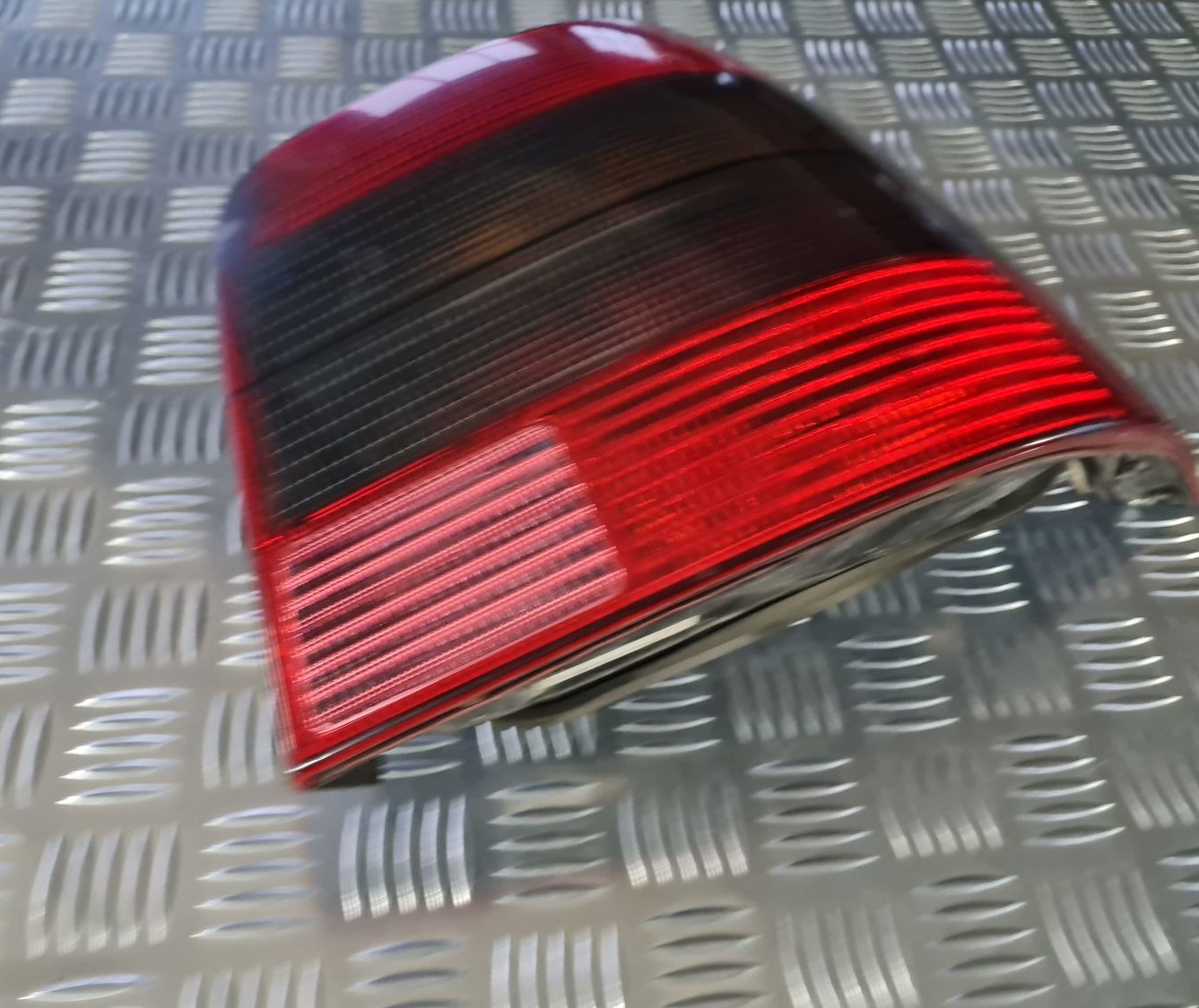 Aizmugurējais labais lukturis priekš VW GOLF IV 1999 6 Aizmugurējais labais lukturis priekš VW GOLF IV 1999