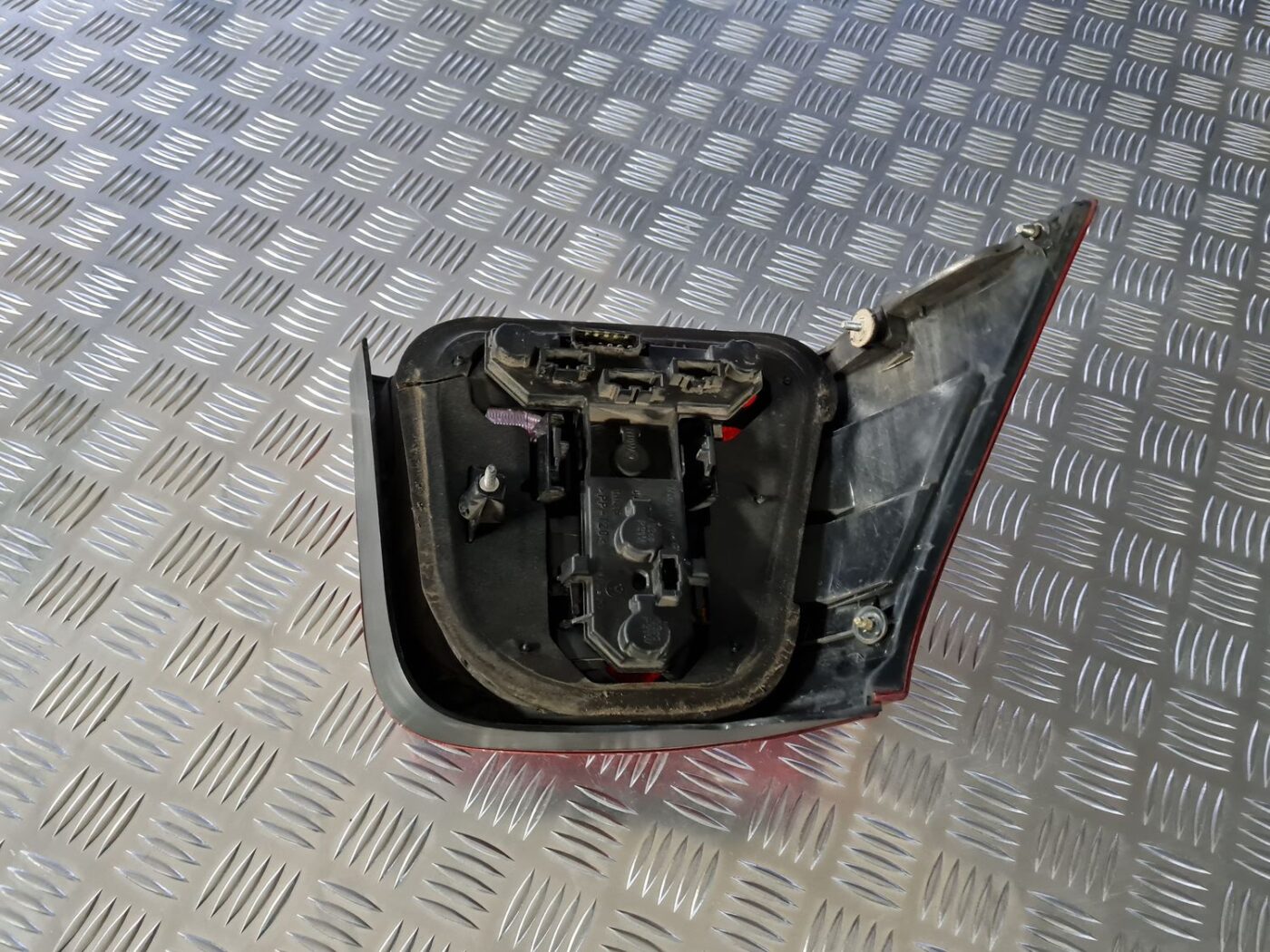 Aizmugurējais labais lukturis priekš VW GOLF IV 1999 4 Aizmugurējais labais lukturis priekš VW GOLF IV 1999