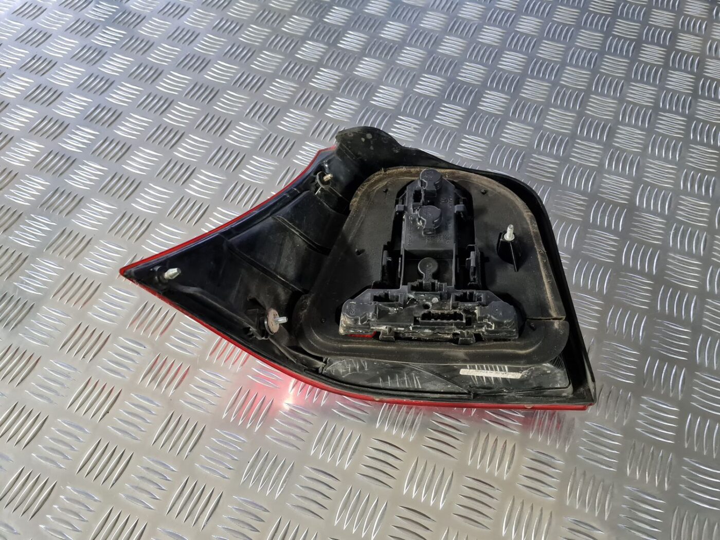 Aizmugurējais labais lukturis priekš VW GOLF IV 1999 3 Aizmugurējais labais lukturis priekš VW GOLF IV 1999