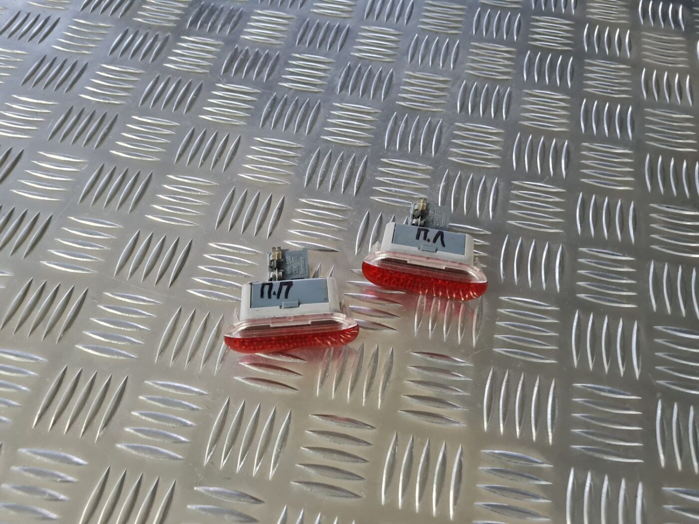 Apgaismojums durvju apdarē priekš VW GOLF IV 1999