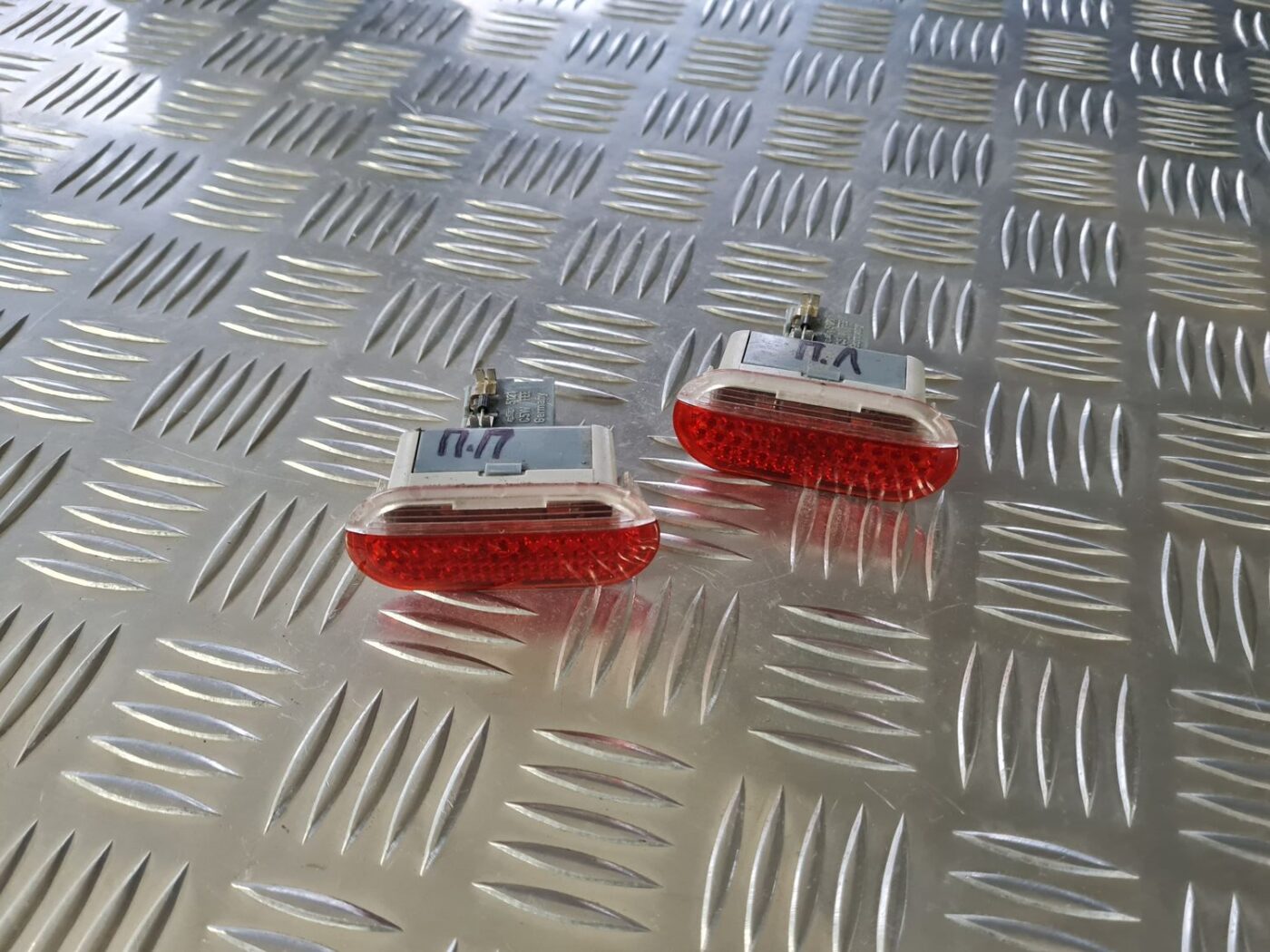 Apgaismojums durvju apdarē priekš VW GOLF IV 1999