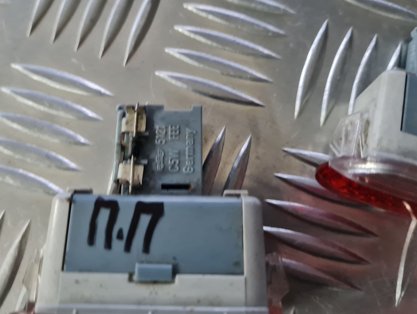 Apgaismojums durvju apdarē priekš VW GOLF IV 1999