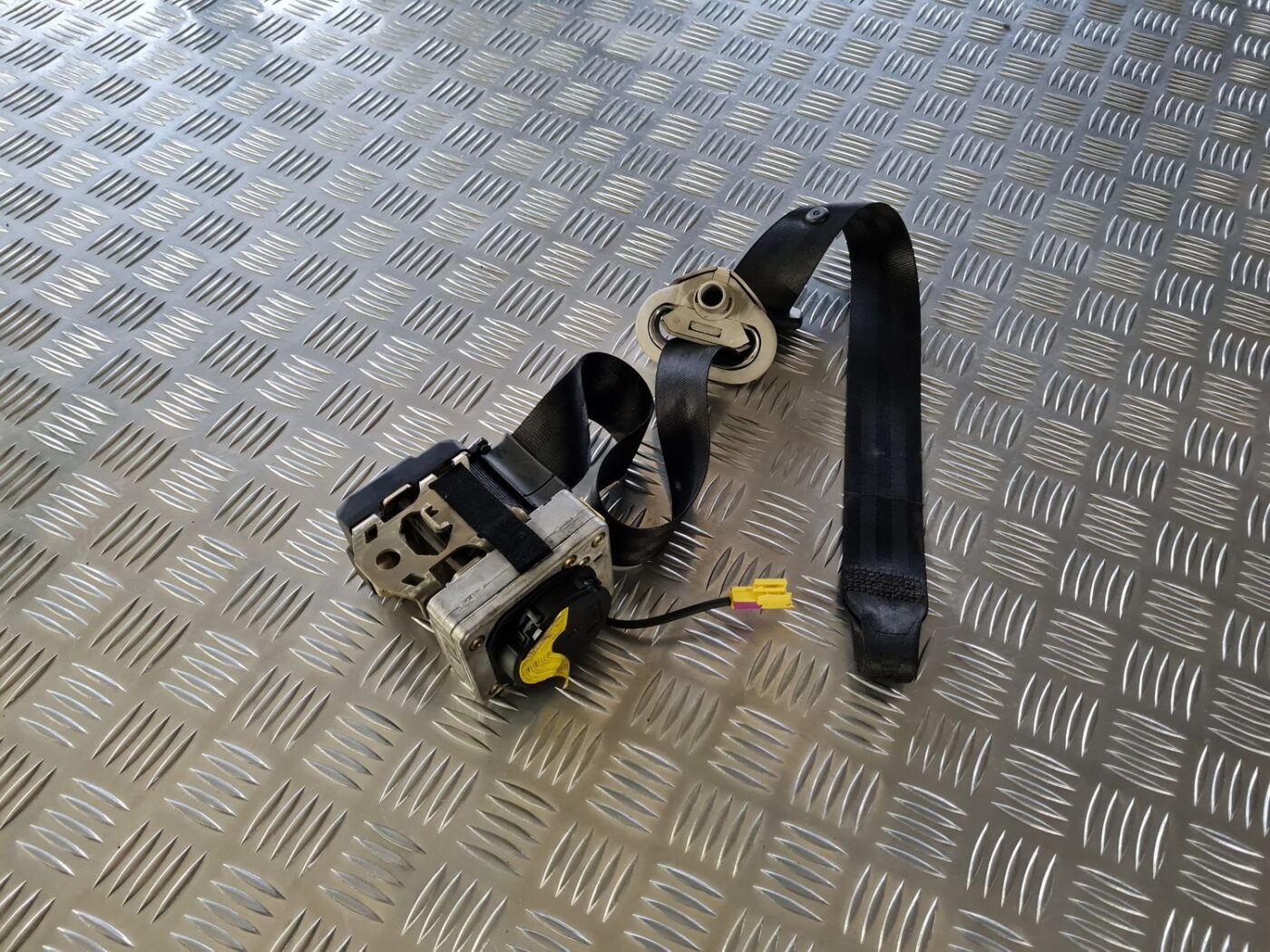 Priekšējā kreisā drošības josta priekš VW GOLF IV 1999 1 Priekšējā kreisā drošības josta priekš VW GOLF IV 1999