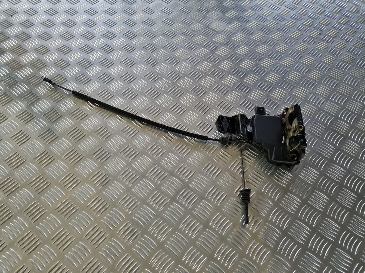 Priekšējo labo durvju slēdzene priekš VW GOLF IV 1999 1 Priekšējo labo durvju slēdzene priekš VW GOLF IV 1999