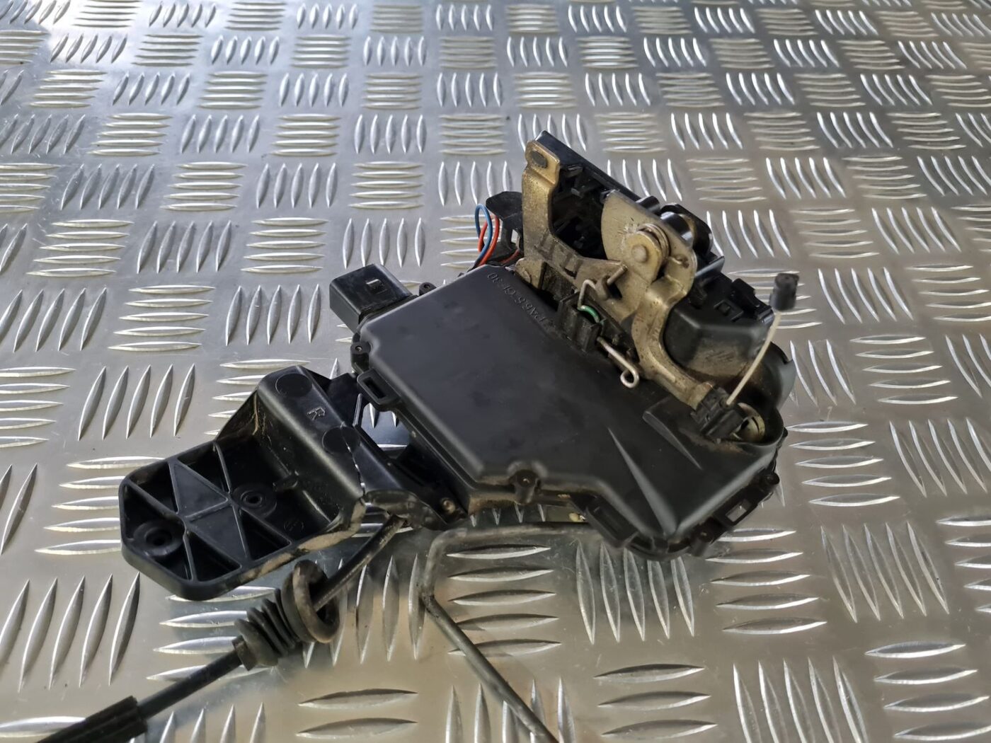 Priekšējo labo durvju slēdzene priekš VW GOLF IV 1999 2 Priekšējo labo durvju slēdzene priekš VW GOLF IV 1999